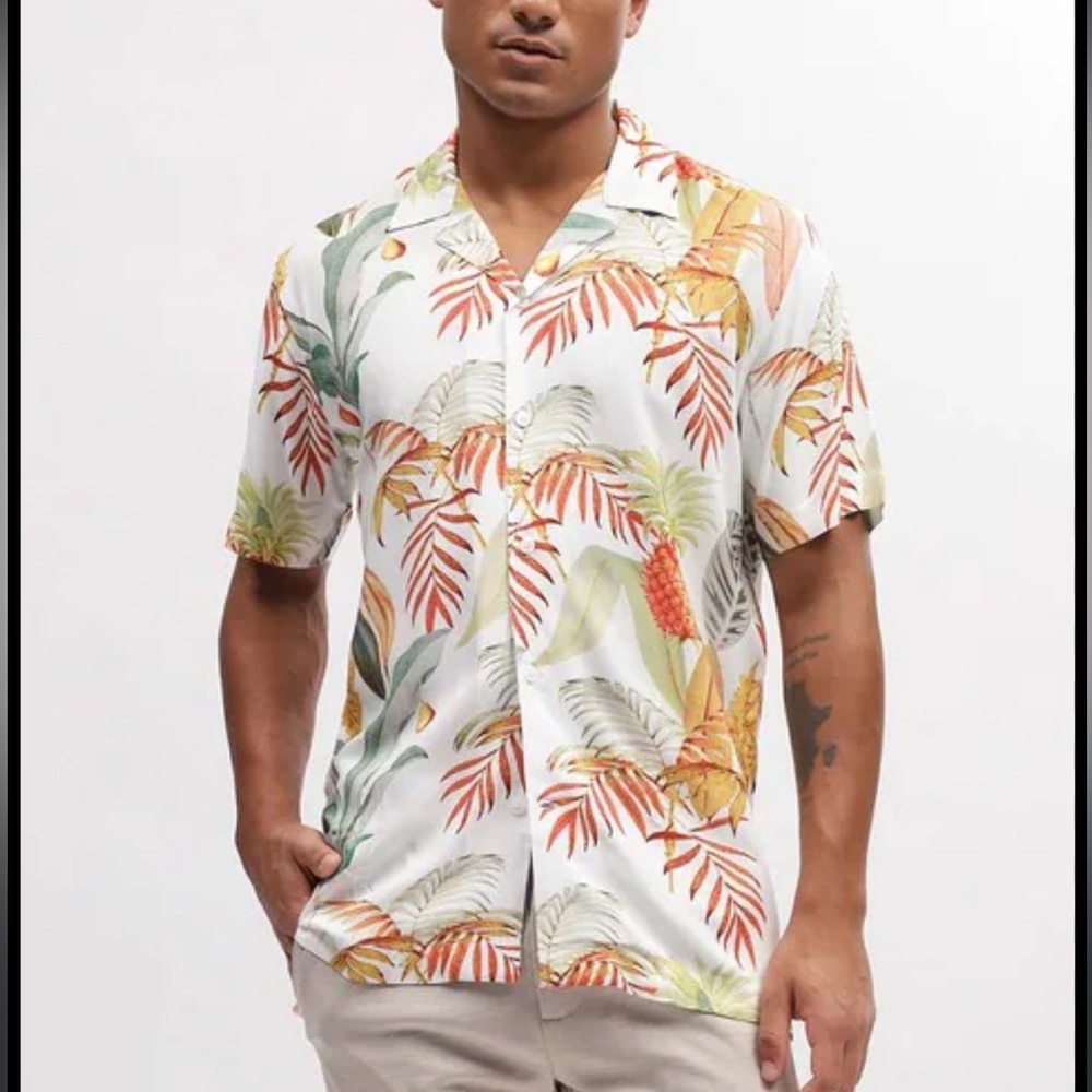 GUESS tropical print button up shirt size medium